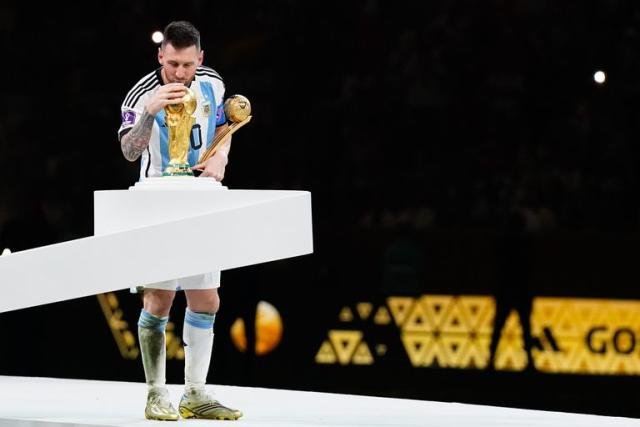 messi besando la copa del mundo 